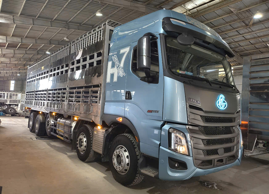 Xe Tải Chenglong H7 5 Chân Thùng Chở Gia Súc 3 Sàn